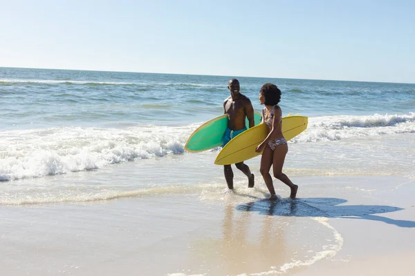 Feliz Forma Pareja Afroamericana Llevando Tablas Surf Caminando Playa Soleada —  Fotos de Stock