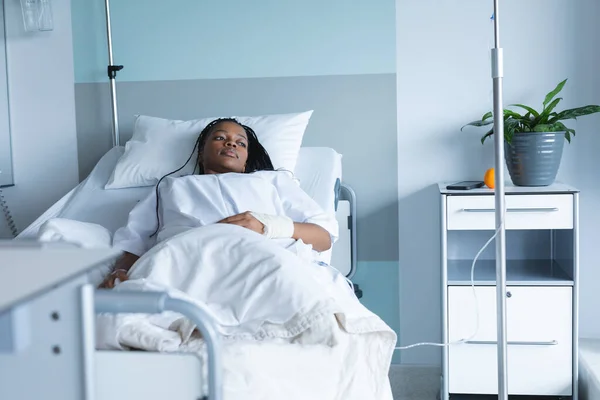 Paciente Afro Americana Deitada Cama Olhando Para Quarto Hospital Hospital — Fotografia de Stock