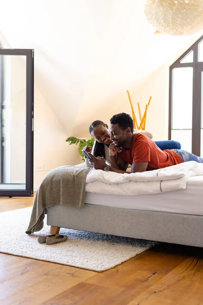 Happy African American Couple Using Smartphone Lying Bed Bedroom Relaxation — Stock Photo, Image