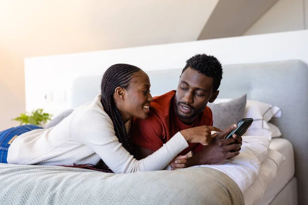 Glückliches Afrikanisch Amerikanisches Paar Mit Smartphone Schlafzimmer Liegend Entspannung Lebensstil — Stockfoto