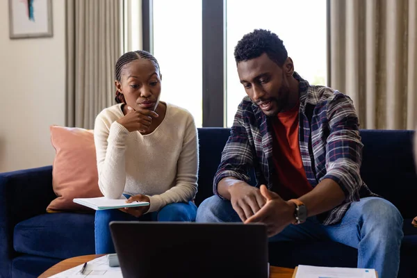 Afrikalı Amerikalı Çift Evdeki Laptopu Kullanarak Evrak Işleriyle Uğraşıyorlar Yaşam — Stok fotoğraf