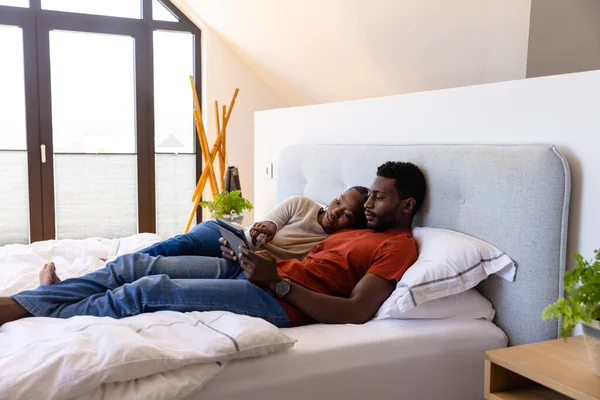 Pareja Afroamericana Usando Tableta Acostada Cama Dormitorio Relajación Estilo Vida —  Fotos de Stock
