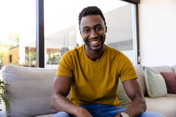 Homem Afro Americano Feliz Fazer Videochamadas Sala Estar Estilo Vida — Fotografia de Stock