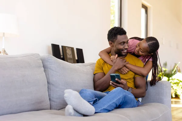 Gelukkig Afrikaans Amerikaans Echtpaar Omarmen Gebruiken Smartphone Woonkamer Lifestyle Relatie — Stockfoto