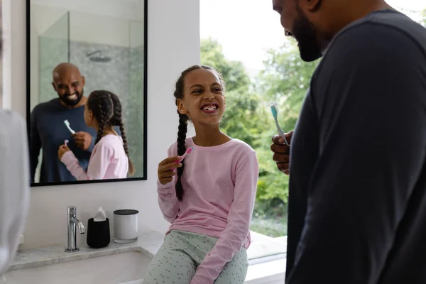 Mutlu Çift Irklı Baba Kız Sabah Banyoda Dişlerini Fırçalarken Aile — Stok fotoğraf