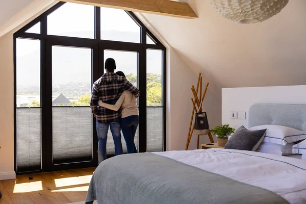 Afroamerikanisches Paar Umarmt Den Blick Aus Dem Fenster Schlafzimmer Lebensstil — Stockfoto