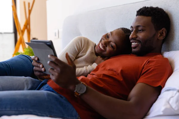 Afrikanisches Paar Mit Tablette Auf Dem Bett Schlafzimmer Liegend Entspannung — Stockfoto