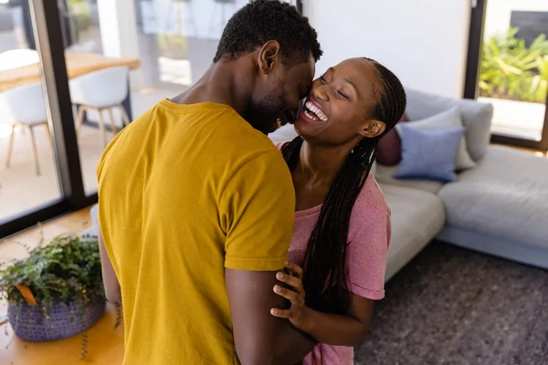 Feliz Casal Afro Americano Abraçando Sala Estar Estilo Vida Relacionamento — Fotografia de Stock