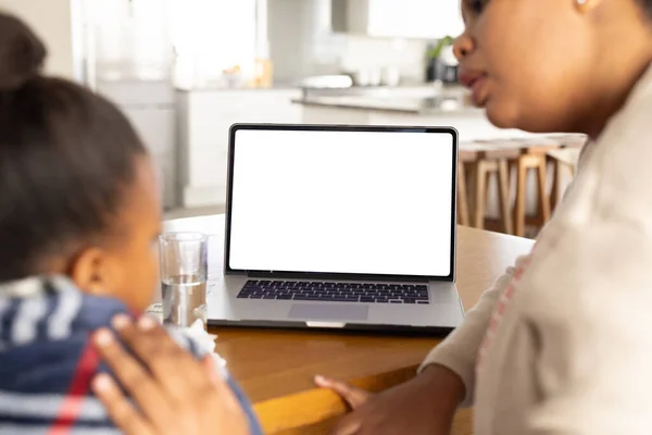 非裔美国人母亲和女儿使用带有复制空间的笔记本电脑进行在线医疗咨询 交流和家庭生活 — 图库照片