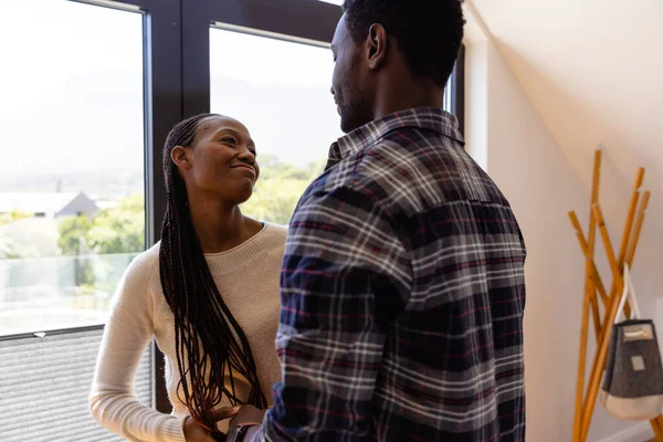 幸せなアフリカ系アメリカ人の夫婦が家で窓から抱き合っている ライフスタイル 団結と国内生活 変わらない — ストック写真
