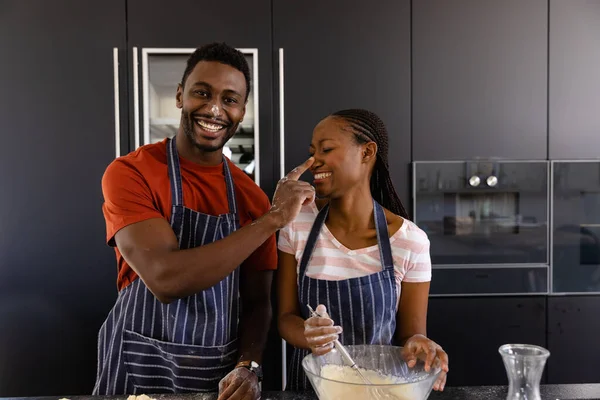 Glückliches Afrikanisch Amerikanisches Paar Schürzen Beim Zubereiten Von Brotteig Der — Stockfoto