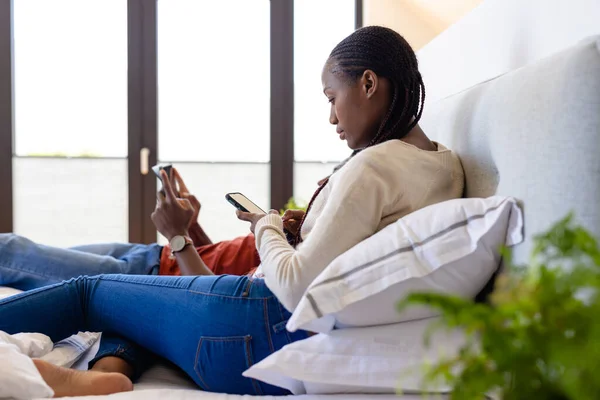 아프리카 미국인 타블렛 스마트폰을 사용하여 침실에 있습니다 의사소통 변화되지 — 스톡 사진
