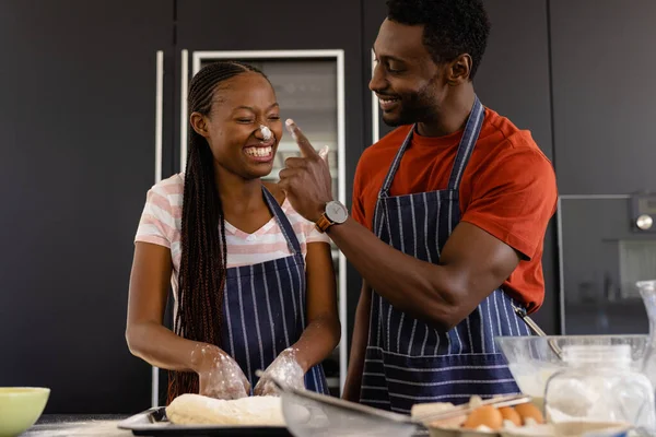 Feliz Casal Afro Americano Aventais Preparando Massa Pão Cozinha Comida — Fotografia de Stock