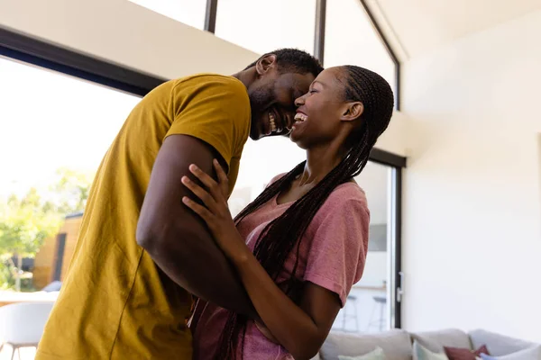 Glad Afrikansk Amerikansk Par Omfamna Vardagsrummet Livsstil Relation Samhörighet Och — Stockfoto