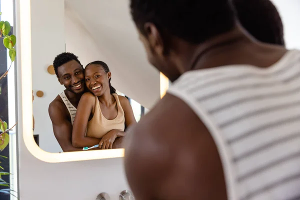 幸せなアフリカ系アメリカ人のカップルの歯をブラッシングし バスルームで抱擁 衛生と国内生活 変更なし — ストック写真