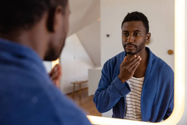 Heureux Homme Afro Américain Peignoir Regardant Dans Miroir Dans Salle — Photo