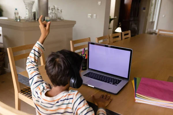 Двосторонній Хлопчик Використовує Навушники Ноутбук Копіювальним Простором Онлайн Уроку Вдома — стокове фото