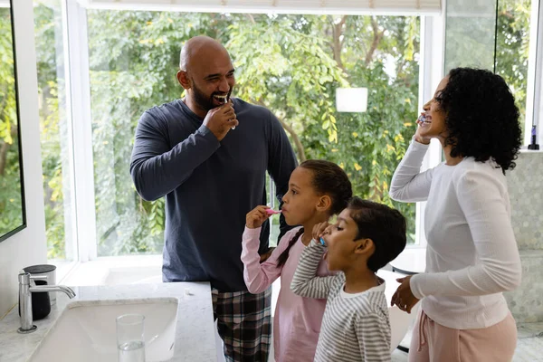快乐快乐的父母 儿子和女儿早上一起在浴室刷牙 自我照顾 健康生活和家庭生活 — 图库照片