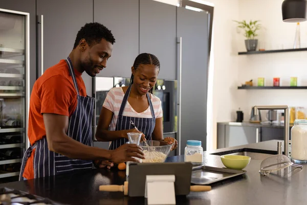 台所でパン生地を準備エプロンで幸せなアフリカ系アメリカ人のカップル ライフスタイル 団結と国内生活 変更されない — ストック写真