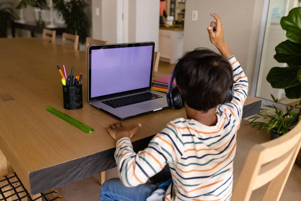 Biracial Fiú Használja Fejhallgató Laptop Másolás Helyet Online Leckét Otthon — Stock Fotó