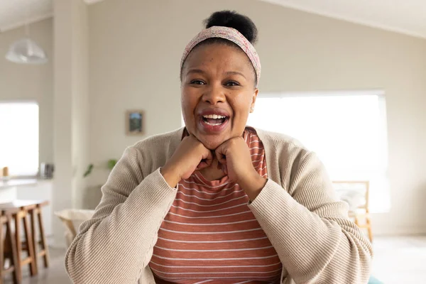 Gelukkig Afrikaans Amerikaanse Vrouw Die Aan Tafel Zit Een Videogesprek — Stockfoto