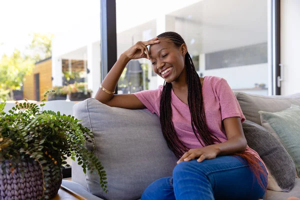 Glückliche Afrikanisch Amerikanische Frau Beim Videoanruf Wohnzimmer Lebensstil Kommunikation Und — Stockfoto