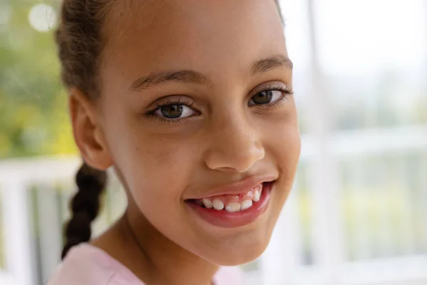 Retrato Feliz Chica Birracial Sonriendo Casa Frente Ventana Jardín Infancia —  Fotos de Stock