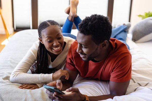 Glückliches Afrikanisch Amerikanisches Paar Mit Smartphone Schlafzimmer Liegend Entspannung Lebensstil — Stockfoto