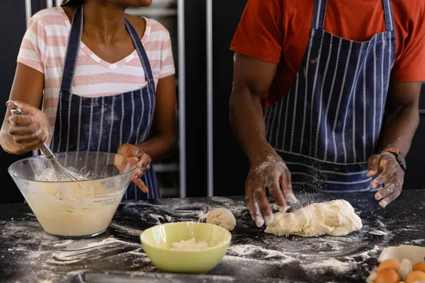 Midden Een Afrikaans Amerikaans Echtpaar Schorten Die Brooddeeg Bereiden Keuken — Stockfoto