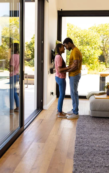 Glückliches Afrikanisch Amerikanisches Paar Tanzt Wohnzimmer Entspannung Lebensstil Beziehung Zweisamkeit — Stockfoto