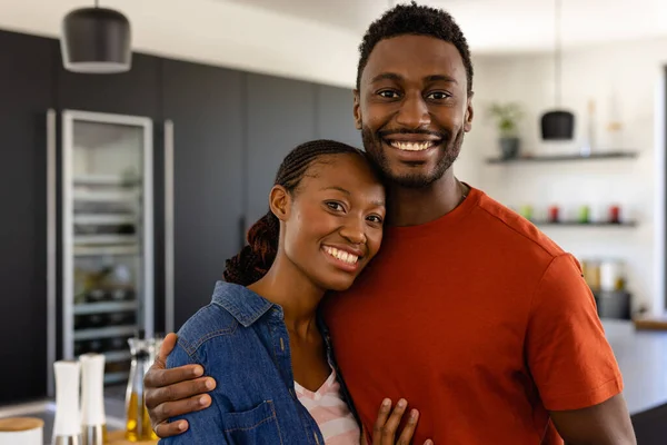 キッチンに入っている幸せなアフリカ系アメリカ人のカップルの肖像画 ライフスタイル 団結と国内生活 変わらない — ストック写真