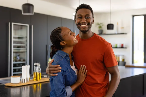 キッチンに入っている幸せなアフリカ系アメリカ人のカップルの肖像画 ライフスタイル 団結と国内生活 変わらない — ストック写真