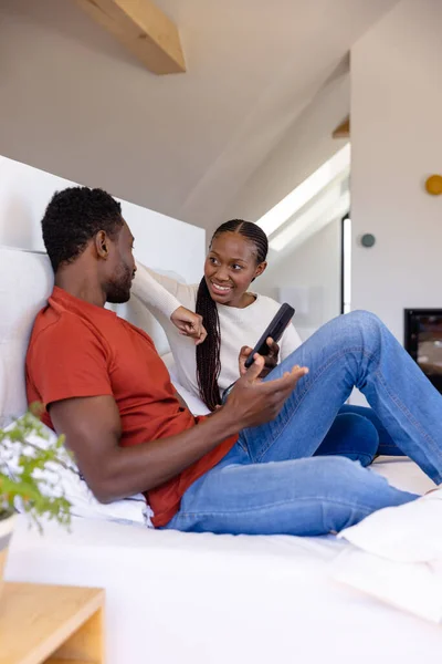 Feliz Casal Afro Americano Usando Smartphones Falando Deitado Cama Quarto — Fotografia de Stock