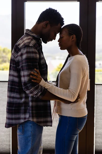 Pensé Couple Afro Américain Embrassant Par Fenêtre Maison Mode Vie — Photo