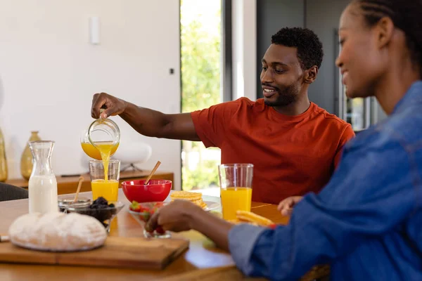快乐的非洲裔美国夫妇在餐厅享用早餐 生活方式 结合和家庭生活 — 图库照片