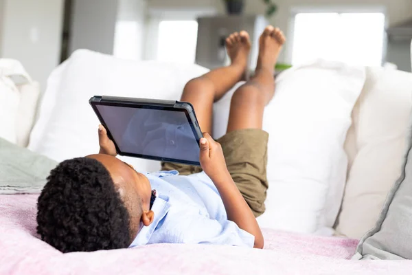 Niño Afroamericano Sentado Sofá Utilizando Tableta Con Espacio Copia Pantalla —  Fotos de Stock