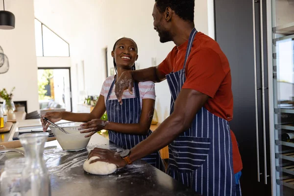 台所でパン生地を準備エプロンで幸せなアフリカ系アメリカ人のカップル ライフスタイル 団結と国内生活 変更されない — ストック写真