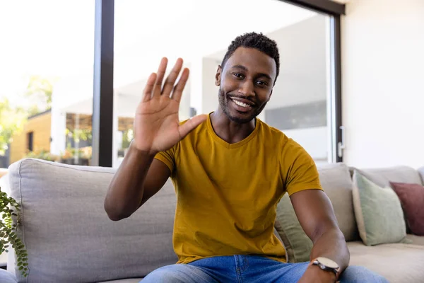 Heureux Homme Afro Américain Passer Appel Vidéo Saluer Dans Salon — Photo