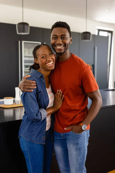 Retrato Casal Afro Americano Feliz Abraçando Cozinha Estilo Vida Relacionamento — Fotografia de Stock