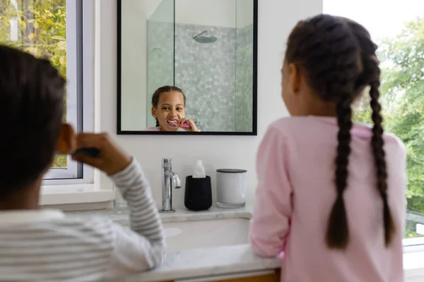Irmão Irmã Pijama Biracial Escovando Dentes Juntos Pela Manhã Banheiro — Fotografia de Stock