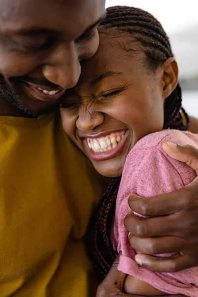 Heureux Couple Afro Américain Embrassant Dans Salon Mode Vie Relations — Photo