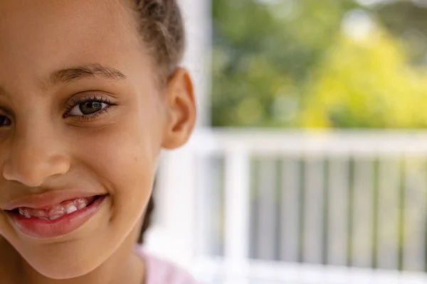 Portret Szczęśliwej Dwurasowej Dziewczyny Uśmiechającej Się Domu Przed Oknem Ogrodu — Zdjęcie stockowe