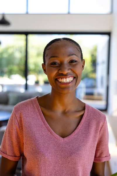 Retrato Mulher Americana Africana Feliz Olhando Para Câmera Sorrindo Sala — Fotografia de Stock