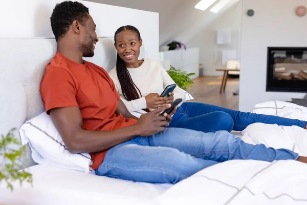 Mutlu Afro Amerikan Çift Yataktaki Akıllı Telefonları Kullanıyor Rahatlama Yaşam — Stok fotoğraf