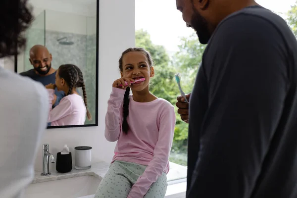 快乐的父母和女儿一起在浴室刷牙 自我照顾 健康生活和家庭生活 — 图库照片