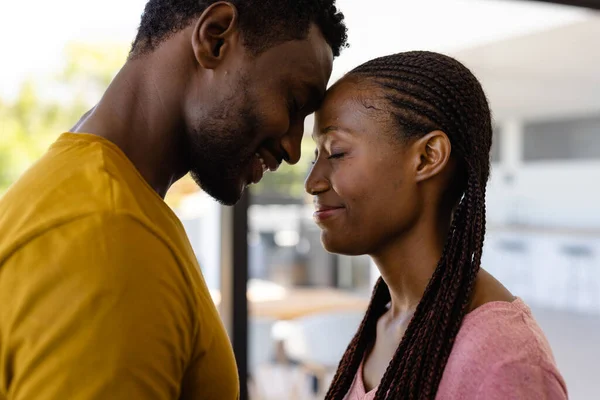 Casal Afro Americano Atencioso Abraçando Sala Estar Estilo Vida Relacionamento — Fotografia de Stock