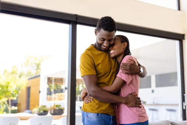 Feliz Casal Afro Americano Abraçado Sala Estar Estilo Vida Relacionamento — Fotografia de Stock