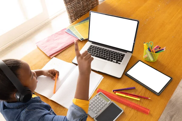 Afroamerykanka Siedząca Przy Stole Laptopem Tabletem Miejscem Lekcję Online Edukacja — Zdjęcie stockowe