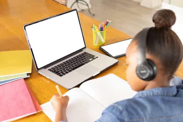 Африканська Американська Дівчина Сидить Столом Використовуючи Ноутбук Планшет Копіювальним Простором — стокове фото