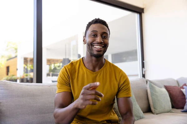 Homem Afro Americano Feliz Fazer Videochamadas Sala Estar Estilo Vida — Fotografia de Stock